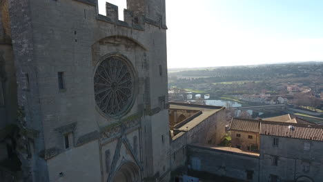 Vía-Inversa-De-La-Catedral-De-Béziers-Con-El-Río-Orb-Y-Los-Puentes-Al-Fondo